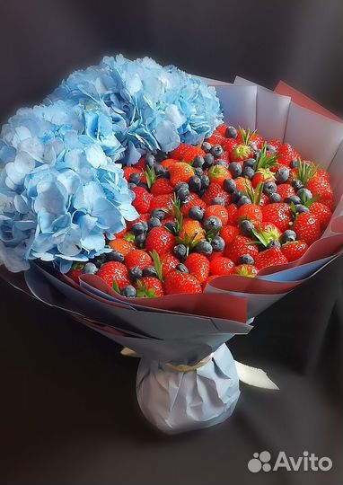 Букет из ягод и цветов