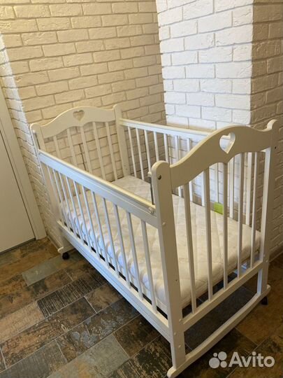Детская кроватка с маятником