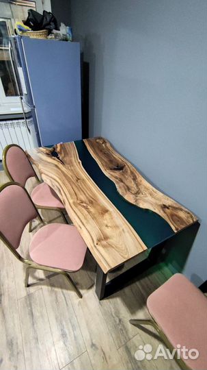 Стол со смолой из натурального дерева