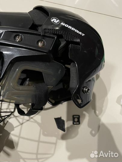 Хоккейный шлем (сломанный )