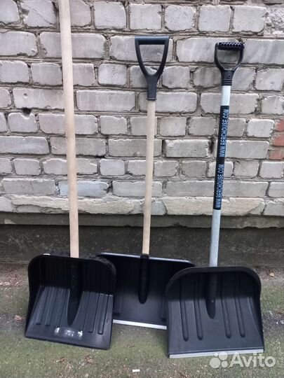 Лопаты, грабли, метлы и швабры