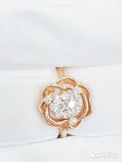 Кольцо с природным камнем Золото