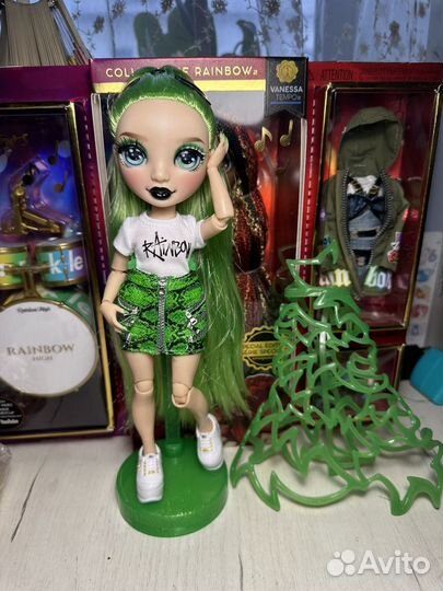 Кукла Rainbow high Jade подиум