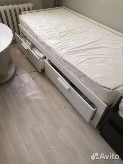 Кровать односпальная с ящиками и матрасом