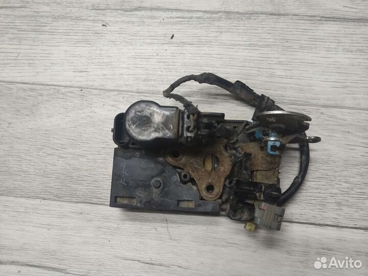 Замок двери передний правый Chevrolet Aveo t 250