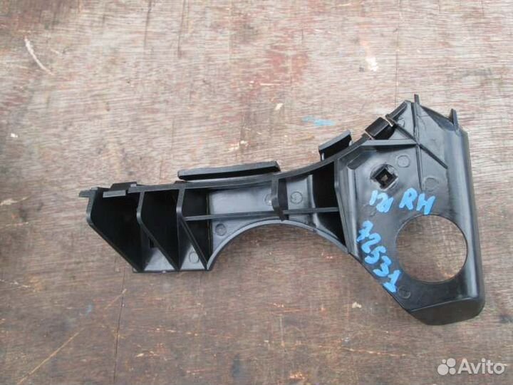Крепление бампера переднее правое Toyota Corolla