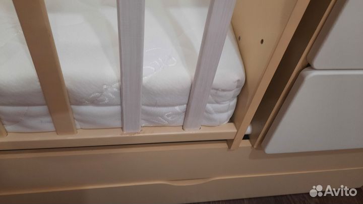 Детская кроватка с поперечным маятником