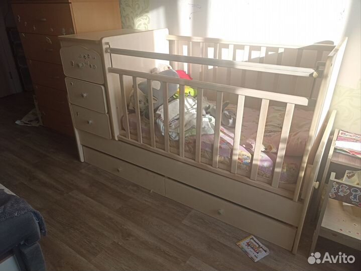 Детская кроватка с маятником