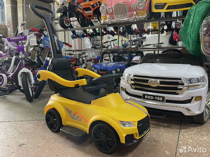 Машинка каталка толокар с ручкой