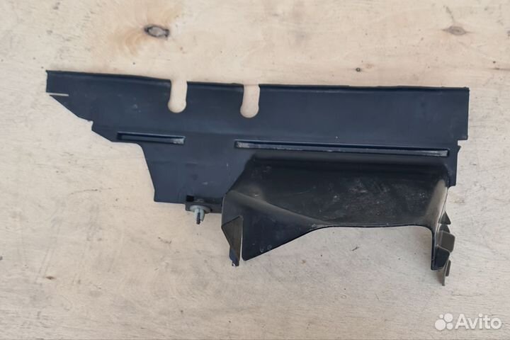 Ефлектор радиатора левый Ford Focus 2 рест