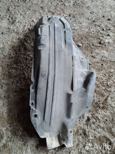 Подкрылок передний левый Nissan Fuga