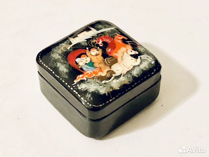 Новая лаковая шкатулка 4 см Тройка ручная работа