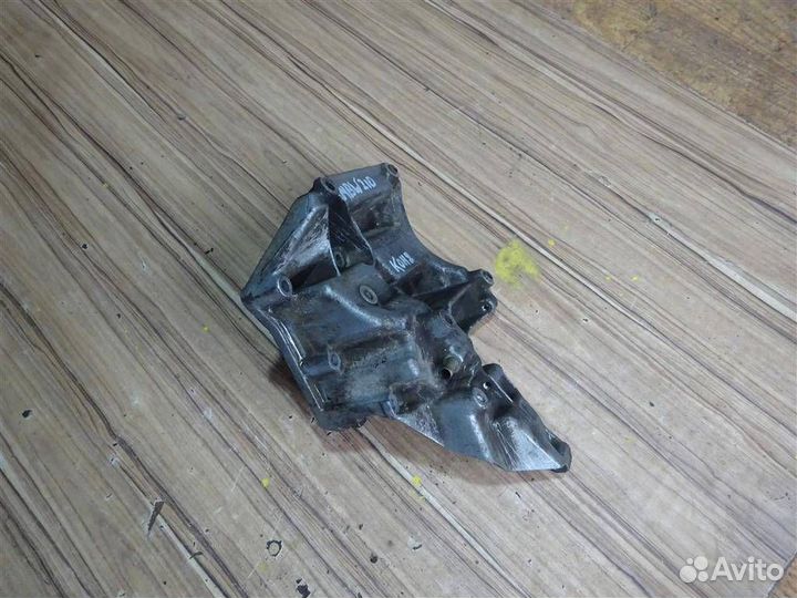 Кронштейн компрессора кондиционера Mercedes Benz