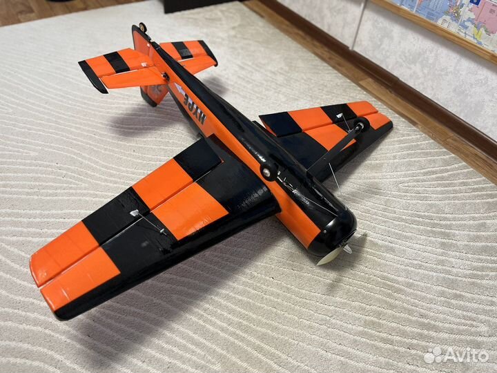Радиоуправляемый самолет Як-54