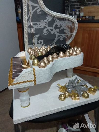 Рояль, корабль с конфетами