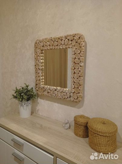 Зеркало в можжевеловом обрамлении