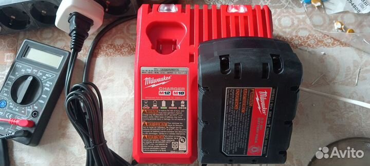 Зарядное устройство Milwaukee M18/M12 220v