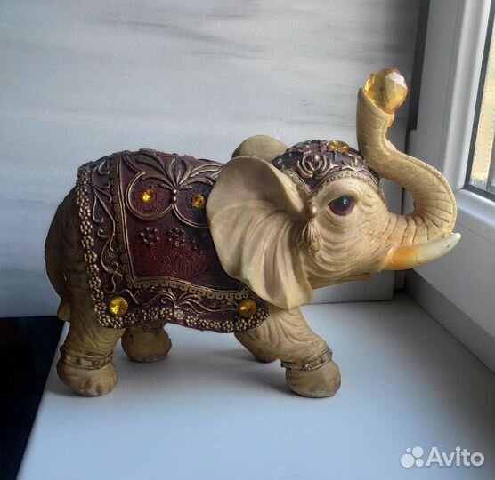 Крупная статуэтка слон, украшенная камнями