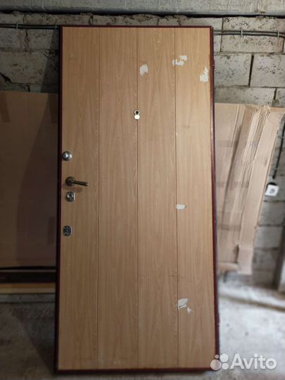 Дверь входная металлическая от застройщика