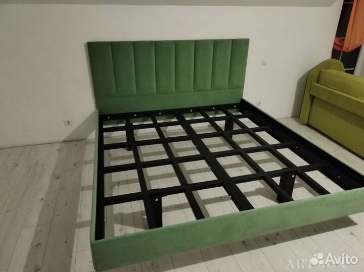 Парящая кровать на металлокаркасе