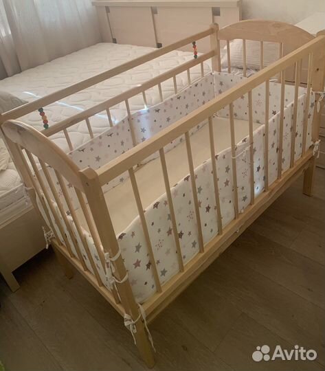 Детская кроватка с маятником