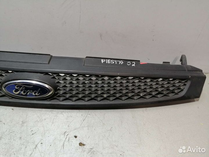 Решетка радиатора дефект Форд Фиеста 5 дорест