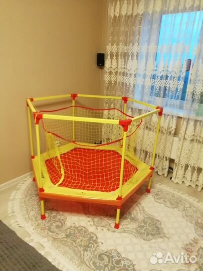 Батут с защитной сеткой