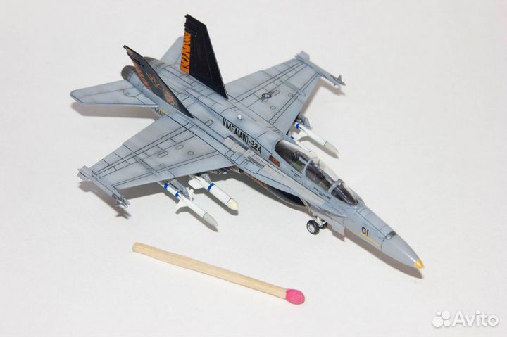 Собранная модель F/A-18D Hornet 1/144 Revell