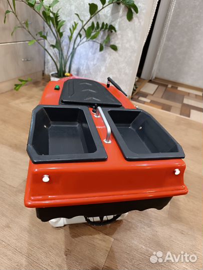 Прикормочный кораблик с эхолотом