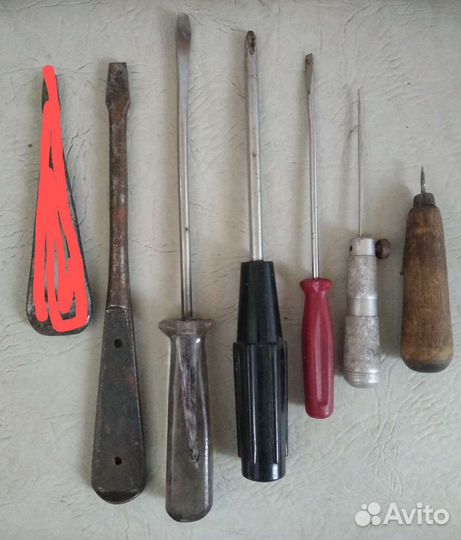 Стамески, отвёртки, шило, наждак советских времён