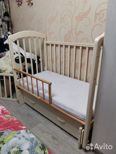 Детская кроватка с маятником