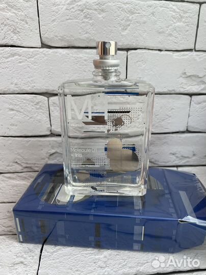 Escentric molecules 01 iris