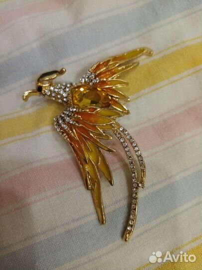 Красивая брошь