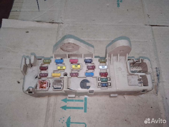 Блок предохранителей Mazda 323 bj