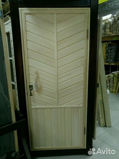 Входная деревянная утеплённая дверь