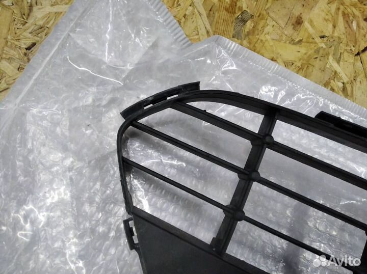 Решетка радиатора 8m5117k945afw Ford Focus 2010 CB