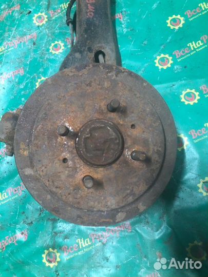 Кулак задний левый Mitsubishi Carisma седан