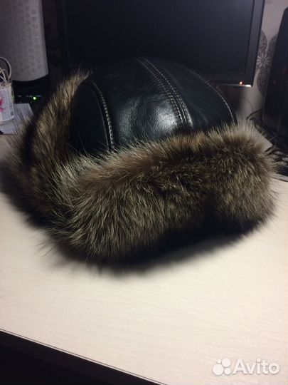 Шапка натуральная кожа с мехом енота
