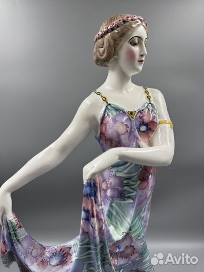 Скульптура Goldscheider Девушка в платье 50,5 см