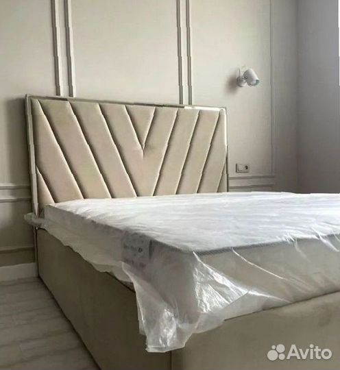 Кровать двуспальная новая мягкая