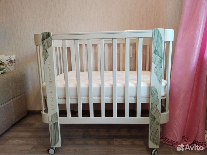 Детская кроватка с маятником