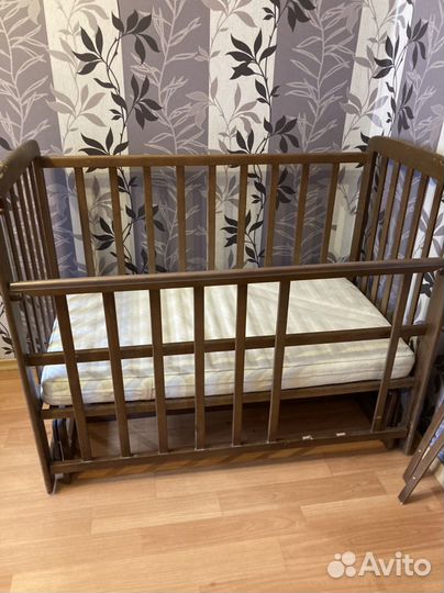 Детская кроватка с маятником