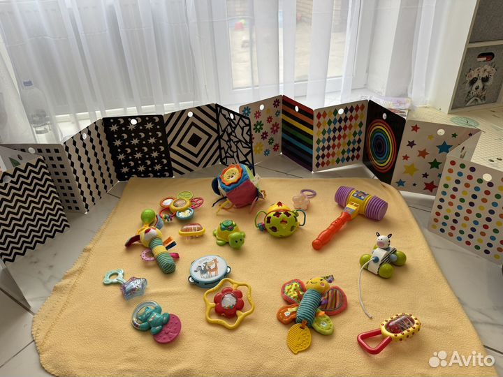 Развивающие игрушки и книжки для малышей пакетом