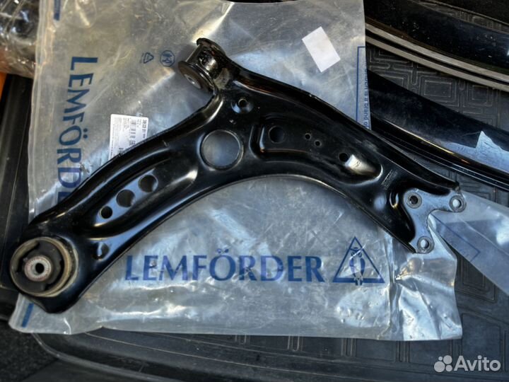 Передний левый рычаг Skoda a7 оригинал