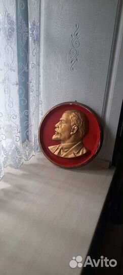 Барельеф Ленин