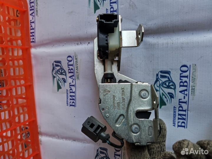 Замок стекла двери багажника Volkswagen Touareg