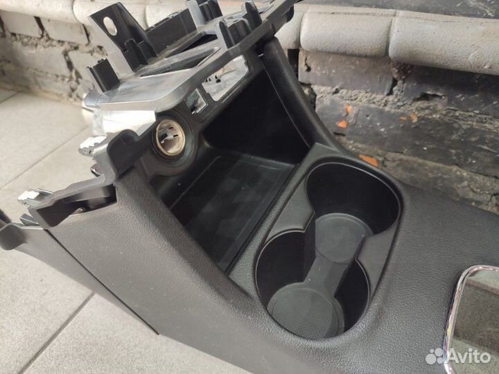 Консоль между сидений Mitsubishi Outlander