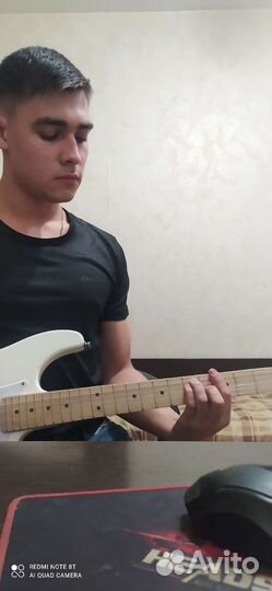 Учитель игры на гитаре