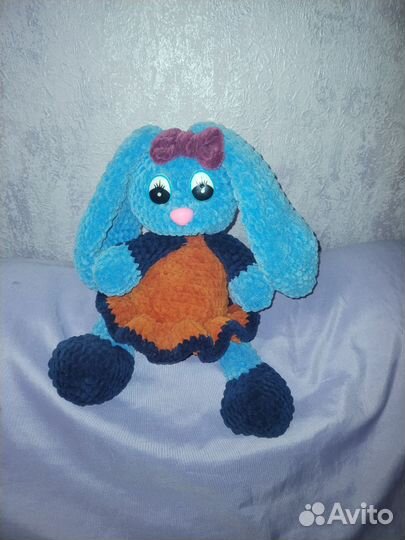 Вязаная игрушка заяц