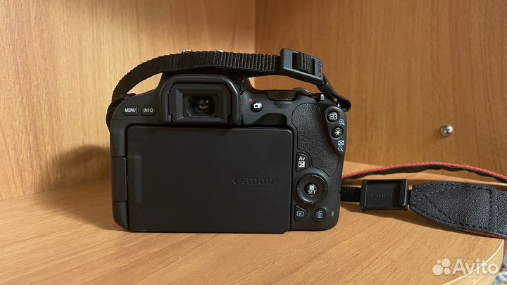 Зеркальная камера Canon EOS 200D Kit